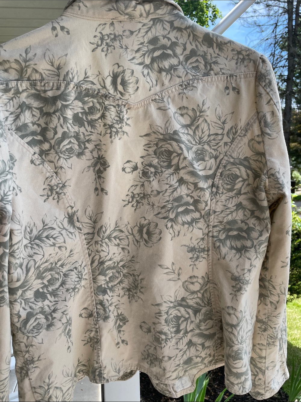Adorable light Glory Cream Floral Jacket. Great with jeans or dress - Picture 6 of 13
